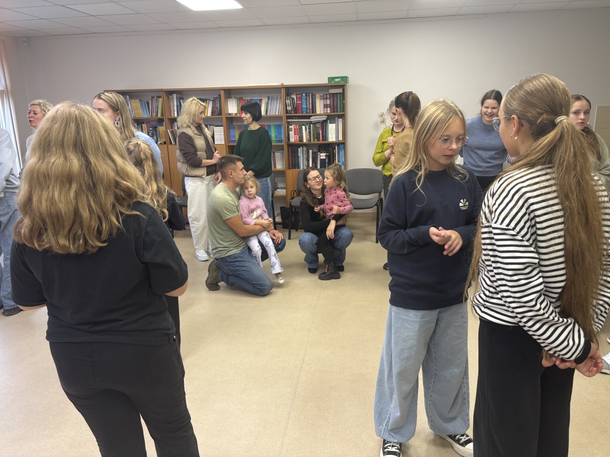 Dėmesinga tėvystė – laikas kartu per kūrybą ir teatrą 01